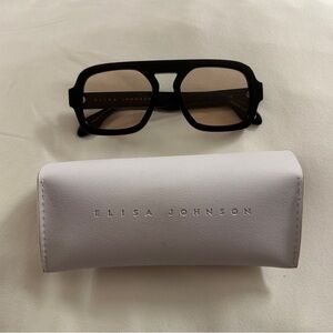 Elisa Johnson ‘Jane’ Sunglasses in gloss black.
